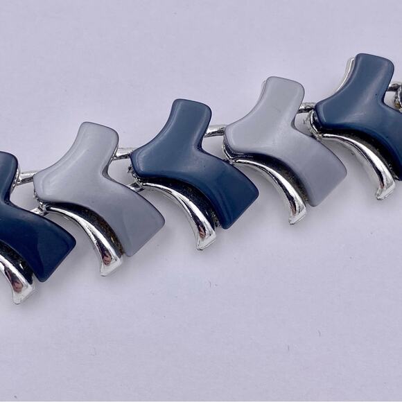 1960’s Era Vintage Charcoal and Light Grey Thermoset Lucite Bracelet - Picture 12 of 14